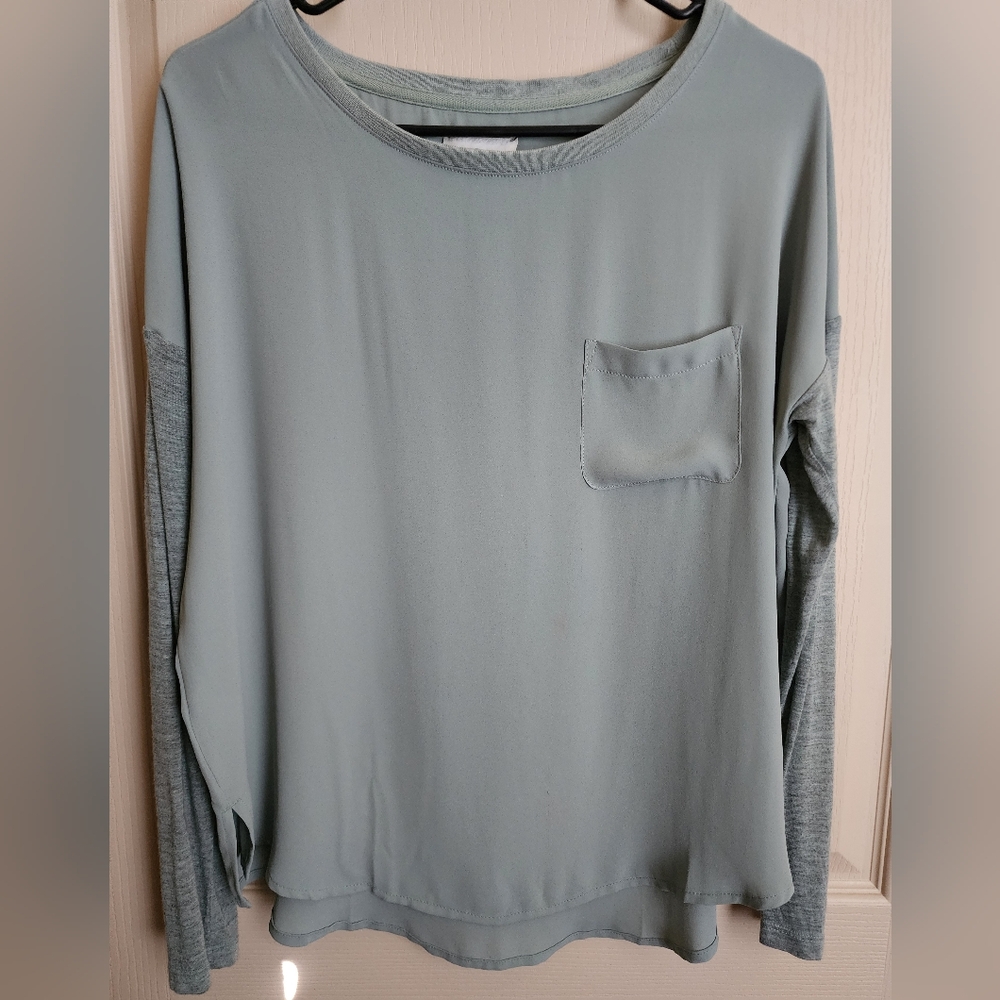 Lou & Grey Women's Long Sleeve Pocket Top Blouse Light Sage Green Size S
